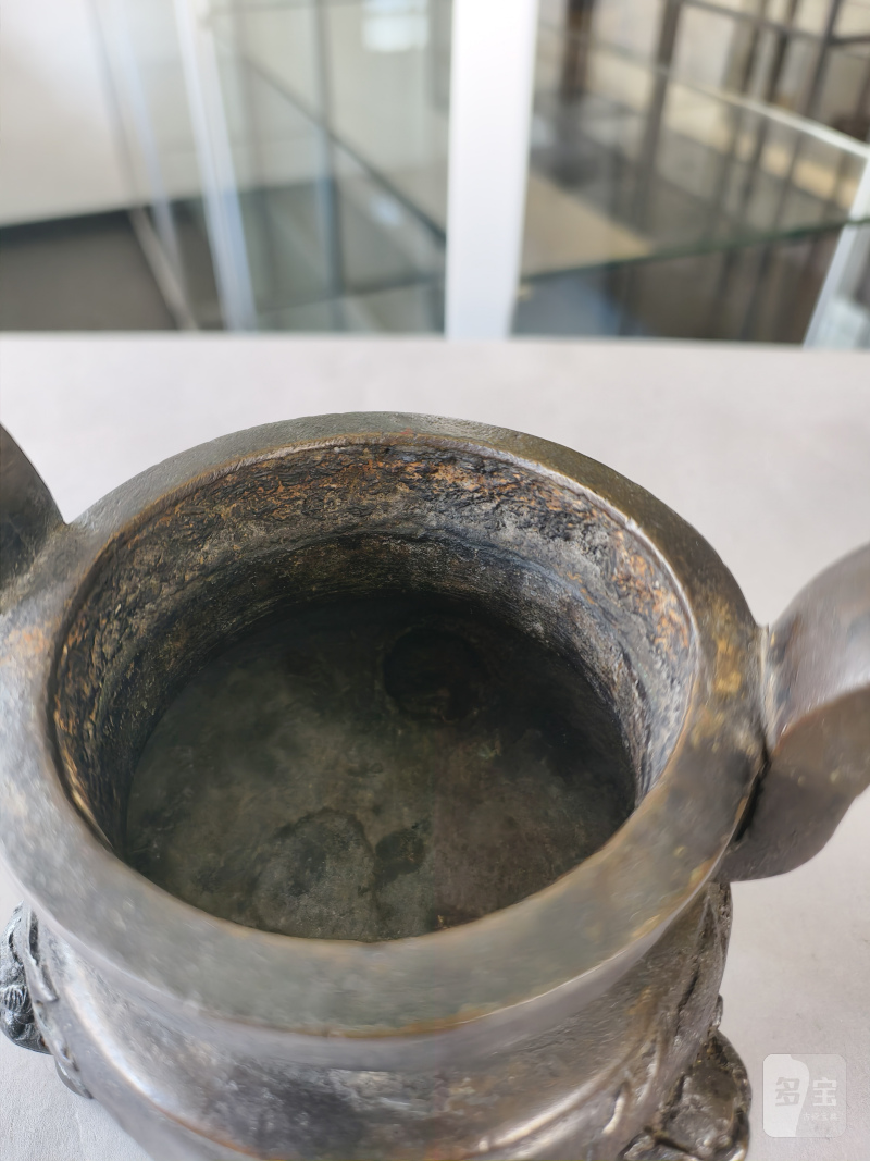 Two bronze incense burners, one on three legs, the second in the shape of a 'fang ding' - 图28